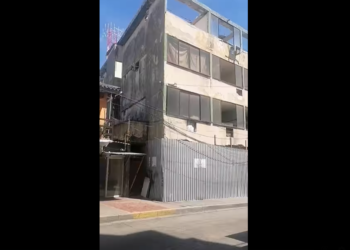 ¿Qué esperan las autoridades para intervenir este edificio y demolerlo?¿ acaso que se desprenda una pared, caiga sobre la vía y cause alguna víctima? 