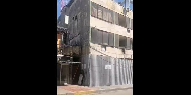 ¿Qué esperan las autoridades para intervenir este edificio y demolerlo?¿ acaso que se desprenda una pared, caiga sobre la vía y cause alguna víctima? 