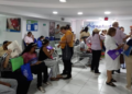 Hasta el desmayo, docentes enfermos deben hacer largas filas de espera buscando atención médica 
