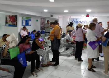 Hasta el desmayo, docentes enfermos deben hacer largas filas de espera buscando atención médica 