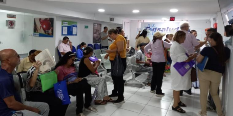 Hasta el desmayo, docentes enfermos deben hacer largas filas de espera buscando atención médica 