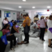 Hasta el desmayo, docentes enfermos deben hacer largas filas de espera buscando atención médica 