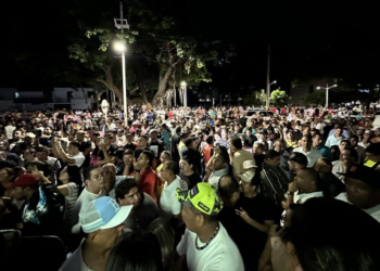 Así empezaron a llegar artistas, personalidades y gente del común a la clínica donde murió el cantautor Omar Geles, pocos minutos después de conocido su deceso. 