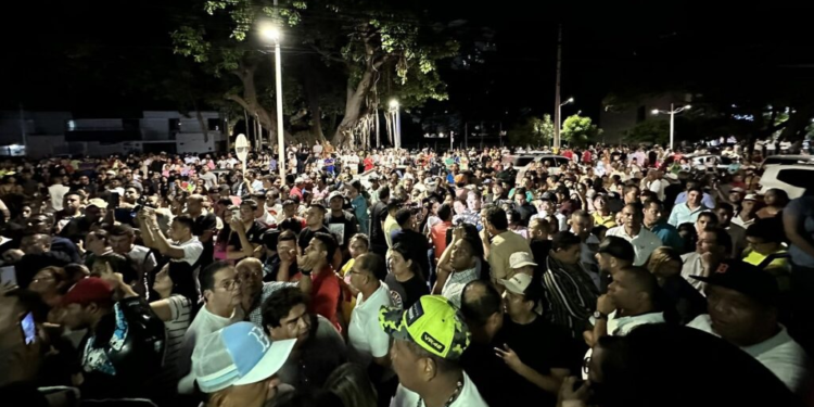 Así empezaron a llegar artistas, personalidades y gente del común a la clínica donde murió el cantautor Omar Geles, pocos minutos después de conocido su deceso. 
