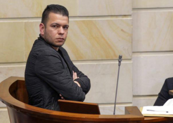 Senador JotaPe Hernández le advierte a congresista de las Farc que no se atrevan a tocar la democracia y a violar la constitución porque las Fuerzas Militares están preparadas para enfrentarlos 