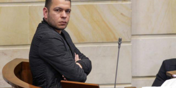 Senador JotaPe Hernández le advierte a congresista de las Farc que no se atrevan a tocar la democracia y a violar la constitución porque las Fuerzas Militares están preparadas para enfrentarlos 