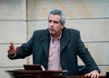 Ministro de interior Luis Fernando Velasco responde acusaciones en su contra de ordenar sobornos a congresistas. 
