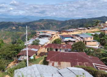 En el Cauca maestra tiene que refugiar a sus estudiantes bajo los pupitres y cantarles para salvarlos de las balas de la guerra 