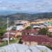 En el Cauca maestra tiene que refugiar a sus estudiantes bajo los pupitres y cantarles para salvarlos de las balas de la guerra 