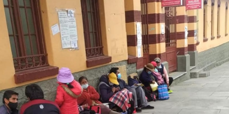 Colombia volvió a las largas filas y entrega de fichas para recibir atención en salud o entrega de medicamentos 