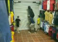 ¿Ficción o realidad? video muestra cómo supuestamente dejan encerrados a dos ladrones dentro del lugar donde entraron a hurtar hasta que llega la policía