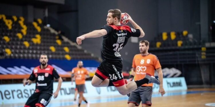 Jugador profesional de balonmano de España y su padre, asiduos visitantes de la isla apoyan a jugadores isleños de esa disciplina con transferencia de conocimientos, entrenamiento y ayudas para estructurar liga y escenarios de practica. 