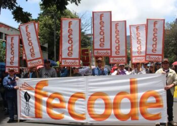 Docentes protestan en Bucaramanga contra la reforma a la educación que el gobierno y el Congreso aprobaron 