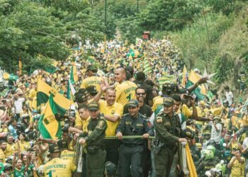 Así fue el vuelo de regreso con el trofeo de campeón y el recibimiento a los jugadores de Atlético Bucaramanga tras coronarse campeón de la liga del Fútbol Profesional Colombiano