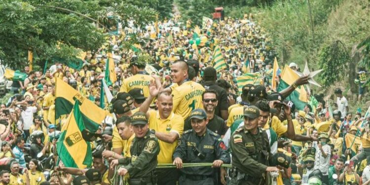 Así fue el vuelo de regreso con el trofeo de campeón y el recibimiento a los jugadores de Atlético Bucaramanga tras coronarse campeón de la liga del Fútbol Profesional Colombiano