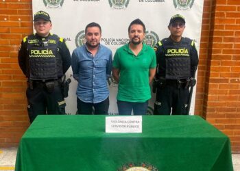 Dos pasajeros en estado de embriaguez fueron detenidos en un vuelo comercial en el aeropuerto El Dorado por violencia contra servidor público 