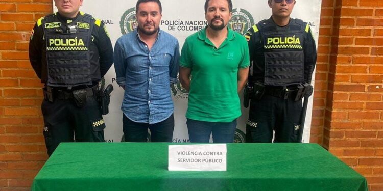 Dos pasajeros en estado de embriaguez fueron detenidos en un vuelo comercial en el aeropuerto El Dorado por violencia contra servidor público
