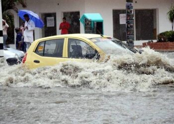 Momentos de pánico se vivieron tras el fuerte aguacero que cayó en Barranquilla y en el qué varios vehículos quedaron atrapados por los feroces arroyos  
