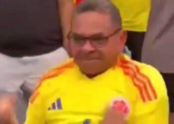 La particular celebración del padre de Luis Díaz tras el golazo de su hijo para el cuarto tanto del partido contra Panamá. 