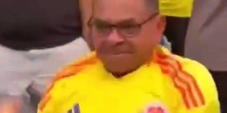 La particular celebración del padre de Luis Díaz tras el golazo de su hijo para el cuarto tanto del partido contra Panamá. 