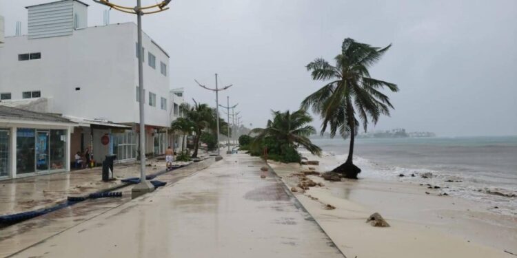 Huracán Beryl se aleja pero puede ocasionar precipitaciones moderadas y fuertes ráfagas de viento esporádicas en el Archipiélago