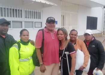 Tras 24 horas de retención ilegal por parte de la Policía, Fiscalía declaró ilegal la captura de mujer tendera acusada por presuntamente vender licores ilegalmente. 