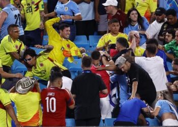 Jugadores de la Selección Uruguay se quejan que agredieron a sus familiares en las tribunas, pero estos calentaron las acciones desde la cancha  