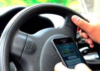 El peligro de textear en el celular mientras conducen motos o automóviles 