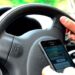 El peligro de textear en el celular mientras conducen motos o automóviles 