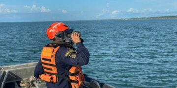 Familiares buscan pareja de esposos desaparecidos en el naufragio cuyo hijo fue hallado con vida en San Andrés 