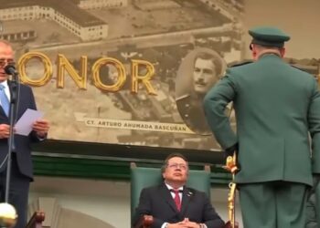 Con pose de emperador, durante la ceremonia de posesión del nuevo Comandante de las Fuerzas Militares, el presidente Petro retornó los honores militares sentado. 