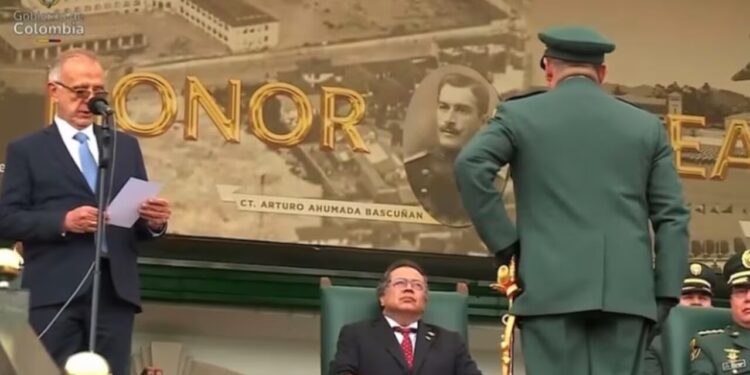Con pose de emperador, durante la ceremonia de posesión del nuevo Comandante de las Fuerzas Militares, el presidente Petro retornó los honores militares sentado. 