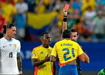 Buen manejo de Néstor Lorenzo al tema de las tarjetas roja y amarillas durante el partido contra Uruguay. Puso a salvo a James rápidamente para no perderlo en la final