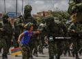 Un niño de cinco años tributa respeto a los miembros de las Fuerzas Armadas de Colombia.
