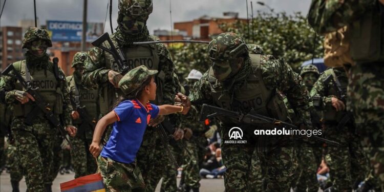 Un niño de cinco años tributa respeto a los miembros de las Fuerzas Armadas de Colombia.