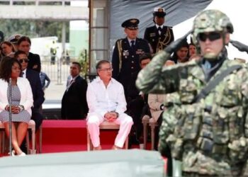 Andrés Pastrana se despachó contra Petro por usar guayabera en el desfile del 20 de julio: “es una afrenta” 