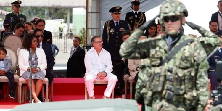 Andrés Pastrana se despachó contra Petro por usar guayabera en el desfile del 20 de julio: “es una afrenta”