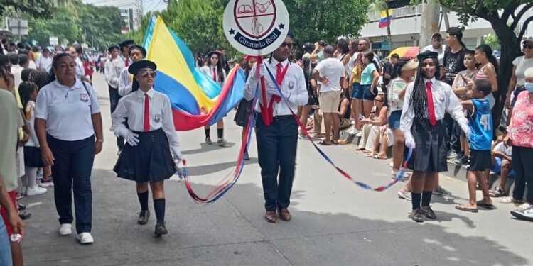 Otro cadencioso, alegre, multicolor, pluricultural y fervoroso desfile de 20 de julio en San Andrés 
