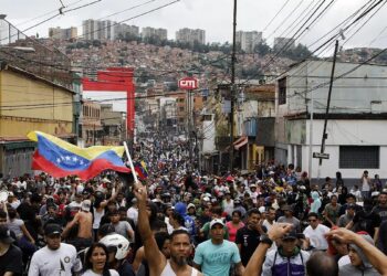 En Venezuela el pueblo se lanzó a la calle y algunos militares se empiezan a desmarcar del gobierno.