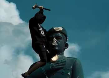 Pueblo venezolano destruye las estatuas de Hugo Chávez y estalla en euforia 