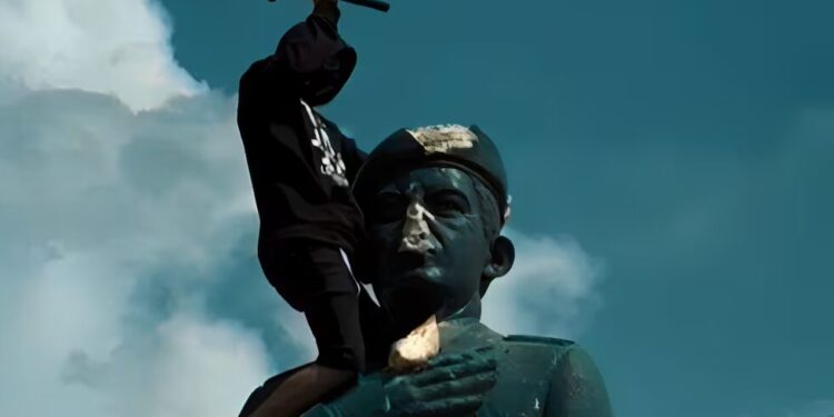 Pueblo venezolano destruye las estatuas de Hugo Chávez y estalla en euforia 