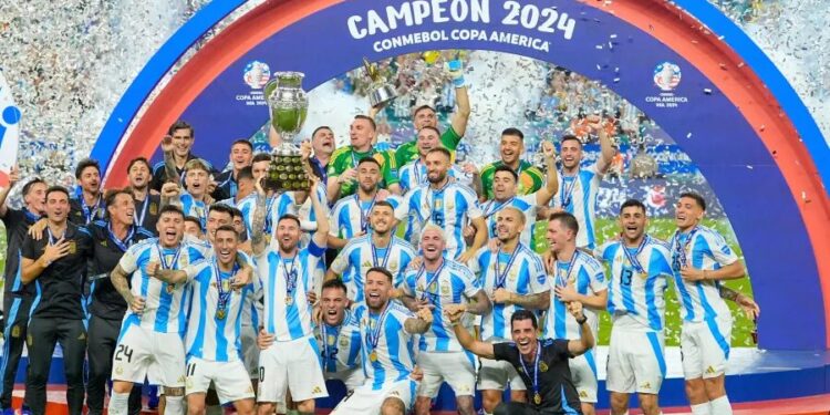Tras haber obtenido la Copa América, Argentina sigue en el ojo del huracán no solo por las polémicas ayudas arbitrales sino por sus expresiones racistas y homofóbicas que también involucran al gobierno de la Casa Rosada