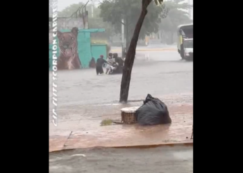 Niños y adolescentes atracan a motociclista en pleno aguacero en Barranquilla