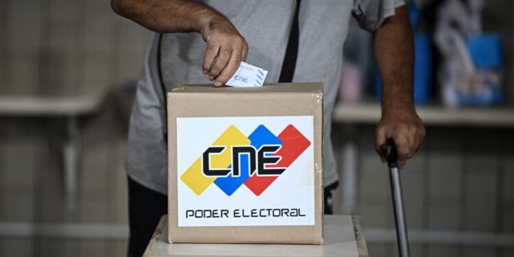 Venezolanos en el exterior denuncian que el gobierno suplantó los votos a favor de Nicolás Maduro como si estuvieran votando en su país. 