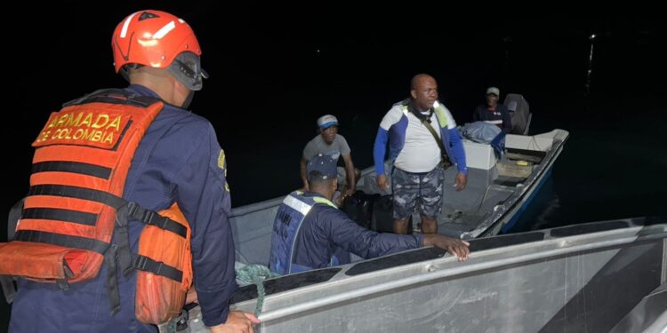 Armada rescata cuatro pescadores a bordo de una embarcación que quedó a la deriva en el Chocó 