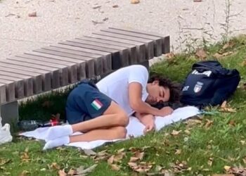 Medallista olímpico italiano se fue a dormir a un parque tras denunciar malas condiciones en la villa olímpica parisina. 