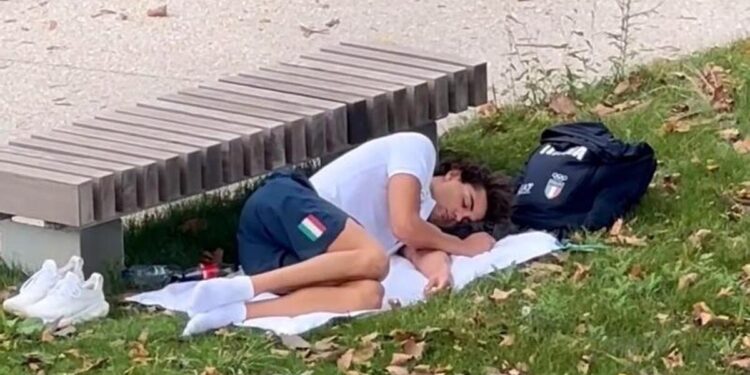 Medallista olímpico italiano se fue a dormir a un parque tras denunciar malas condiciones en la villa olímpica parisina.