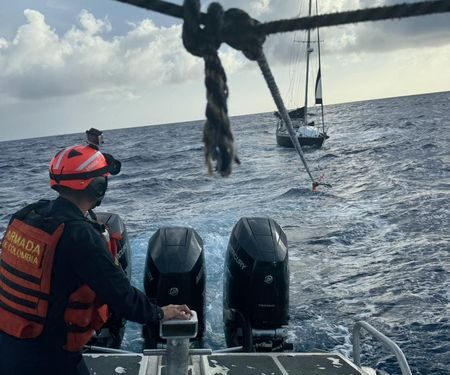 Armada de Colombia acude al rescate de un velero que se encontraba a la deriva