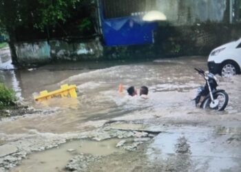 Pareja de motociclista cae a una de las zanjas abiertas por contratistas en las vías de San Andrés como parte de las obras de pavimentación, cubierta por el agua lluvia 
