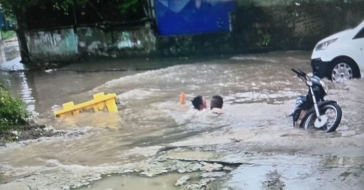 Pareja de motociclista cae a una de las zanjas abiertas por contratistas en las vías de San Andrés como parte de las obras de pavimentación, cubierta por el agua lluvia